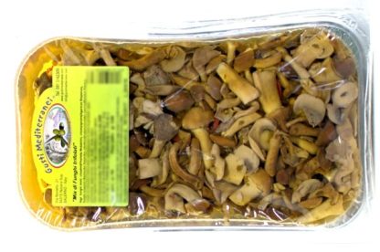 Deliziosa selezione di funghi di muschio, porcini, chiodini, pioppini e champignons in olio di semi di girasole spadellati con aglio, prezzemolo e peperoncino.