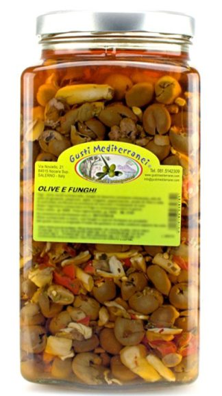 Olive verdi (siciliane) schiacciate con funghi di muschio in olio di seme di girasole conditi con aglio, origano, peperoni e peperoncino.