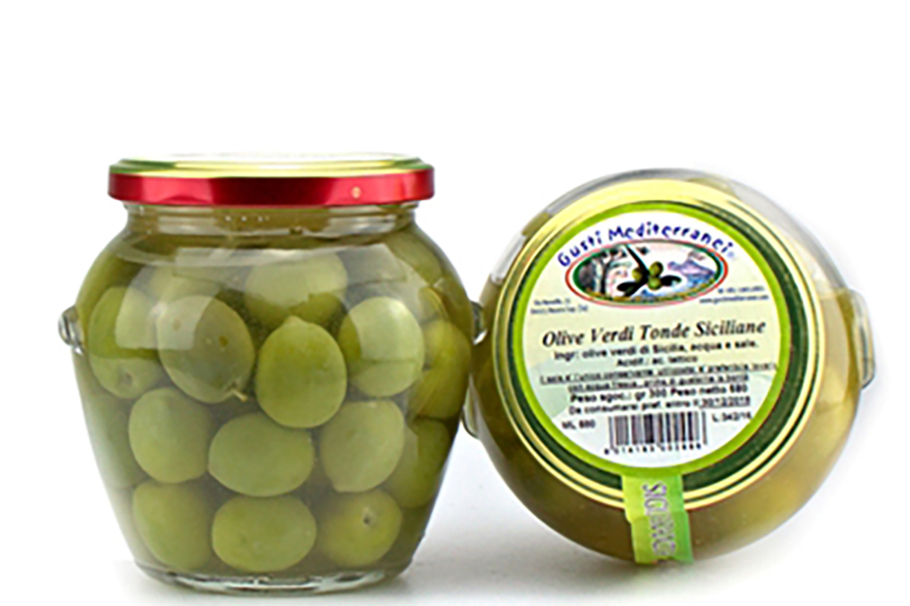 ml 580 Olive di origine siciliana caratteristiche per la loro forma tondeggiante e dal colore verde intenso, rese indiscutibili al palato grazie alla loro polpa morbida e densa. Contengono molte caratteristiche per il tuo benessere fisico, sono ricche di antiossidanti e di polifenoli che contrastano l’invecchiamento. Servire per aperitivi ed antipasti, per arricchire insalate e per condire pizze.